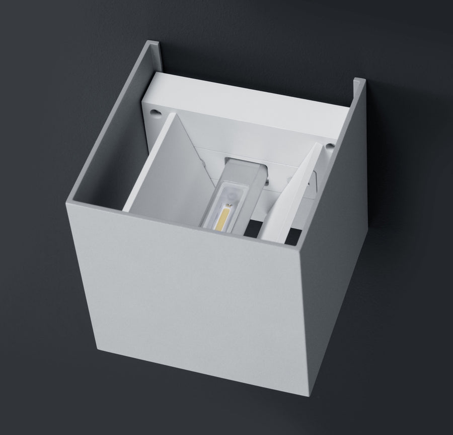 Vue de détail du boîtier ouvert montrant le module LED et la platine de fixation.