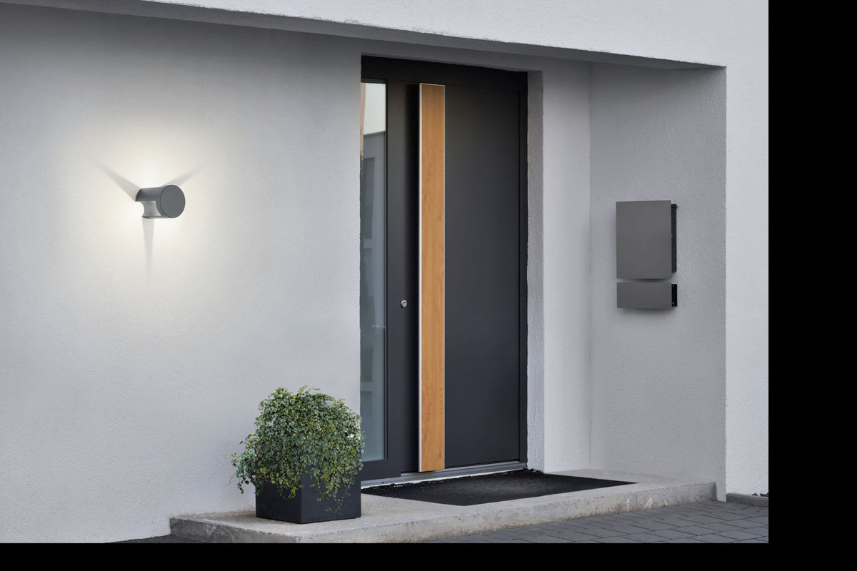 Plan large de l'entrée mettant en valeur l'applique murale anthracite
