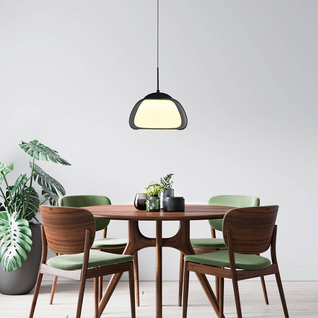 Mise en ambiance au-dessus d'une table ronde en bois, chaises vertes