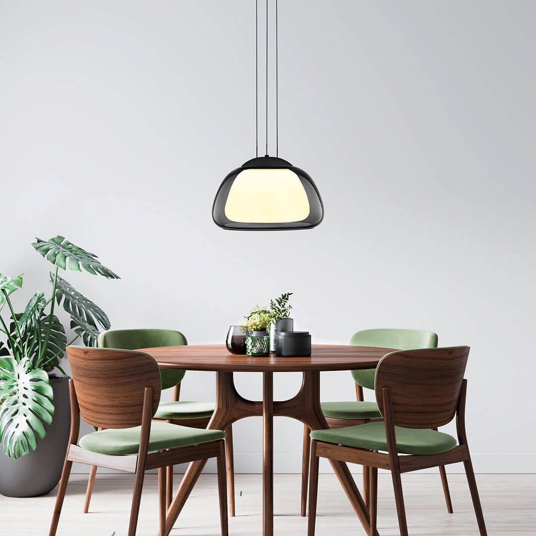 Mise en ambiance au-dessus d'une table à manger ronde en bois, décor nordique