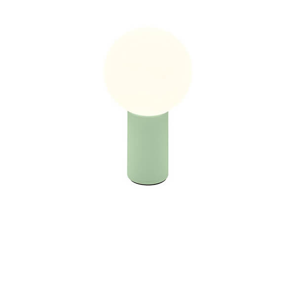 Vue de face du luminaire, sphère lumineuse allumée au-dessus du socle vert clair