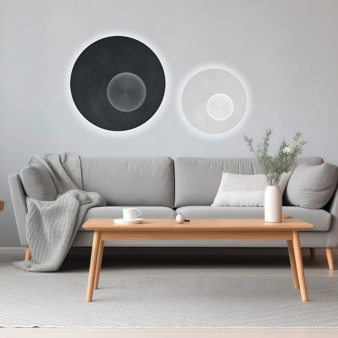 Mise en ambiance salon gris avec luminaire rond blanc allumé au mur