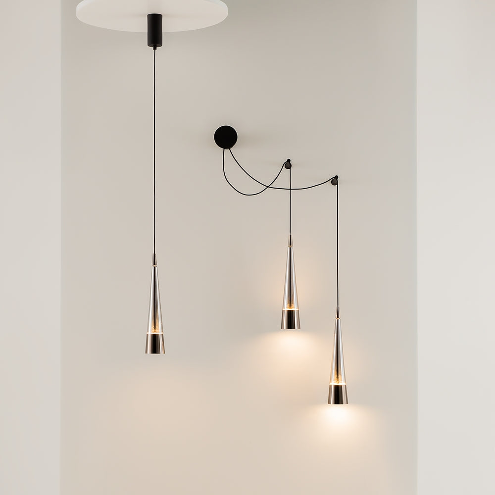 Version avec rosace de plafond et applique murale, trois suspensions coniques en situation