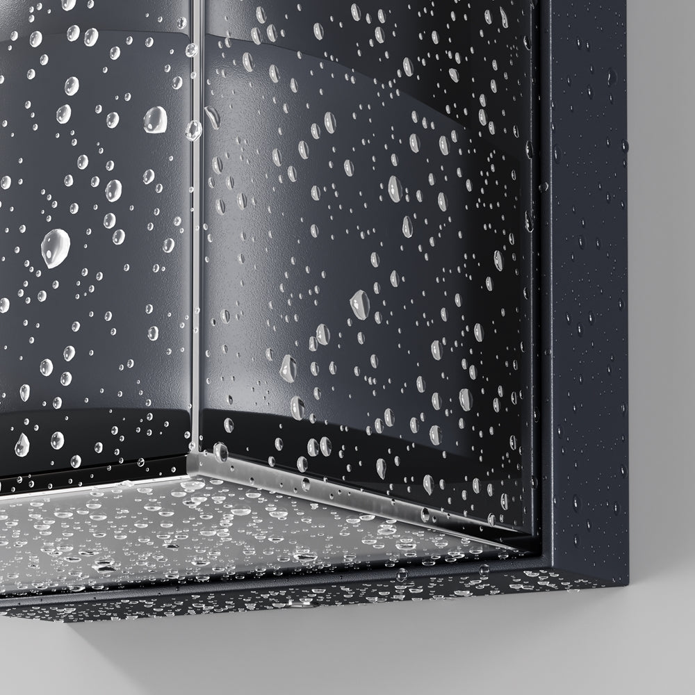 Même angle avec des gouttes d'eau sur le verre et le métal.