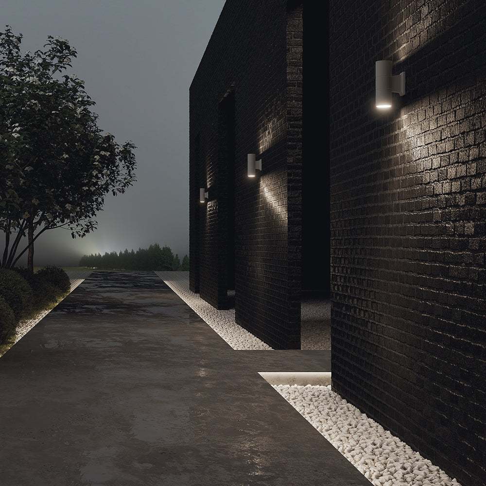 Mise en ambiance nocturne, appliques éclairant un mur de briques noires