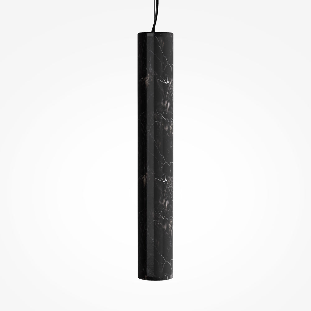 Gros plan sur la surface noire marbrée du long tube vertical.
