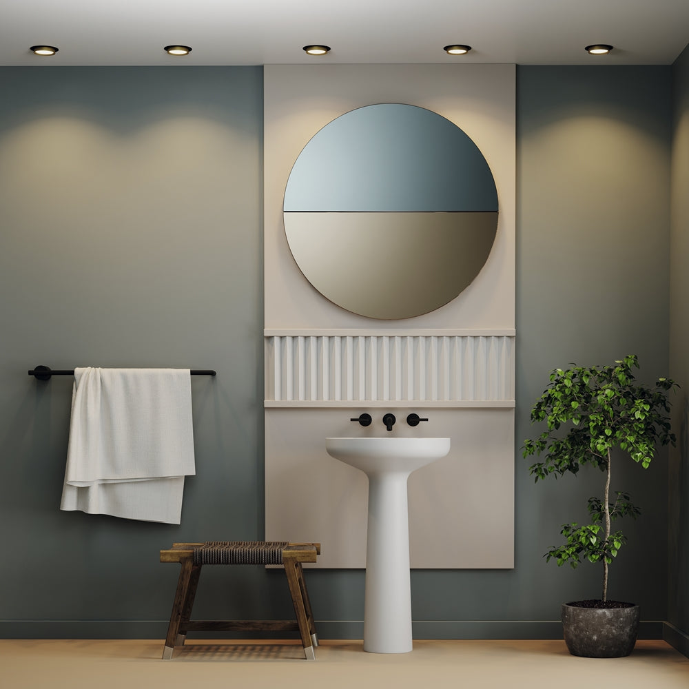 Mise en ambiance de cinq spots encastrés au plafond d'une salle de bain