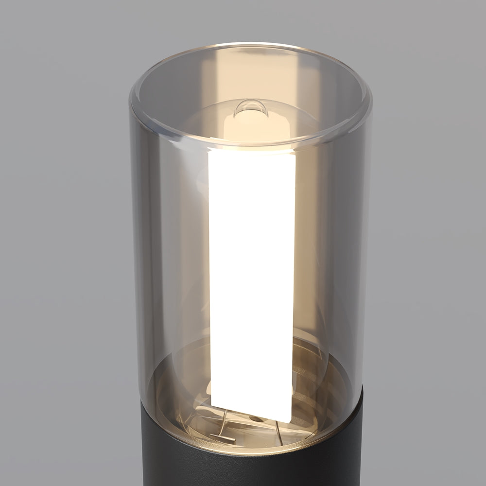 Gros plan sur le cylindre transparent fumé et la source LED allumée à l'intérieur.