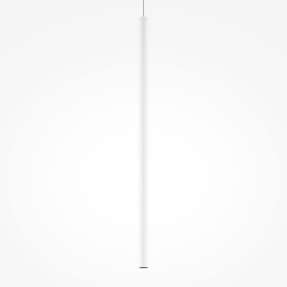 Gros plan sur le long tube cylindrique blanc et le câble de suspension