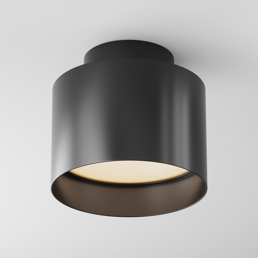 Vue de trois quarts du luminaire noir fixé au plafond, éclairage éteint