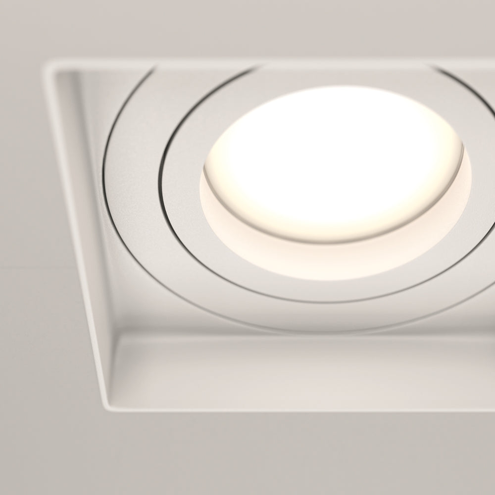 Détail rapproché du diffuseur blanc allumé et de sa lentille