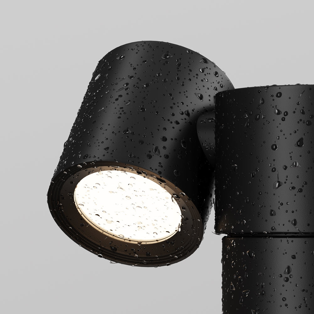 Détail de la tête noire couverte de gouttes d'eau, résistance aux intempéries