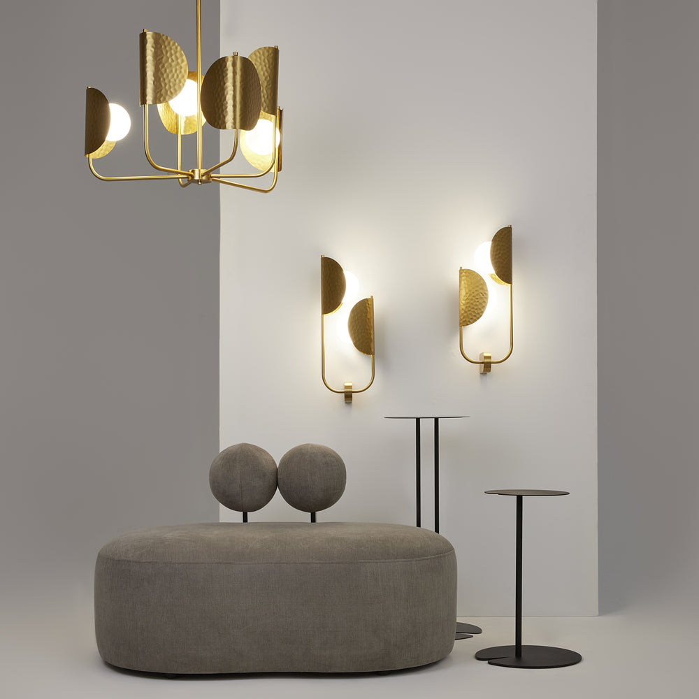 Mise en ambiance avec appliques murales et suspension assortie dans un intérieur