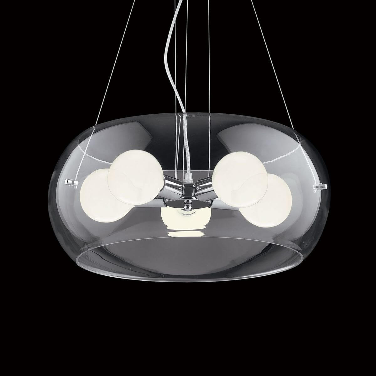 Luminaire allumé sur fond noir révélant les détails en métal chromé et le verre