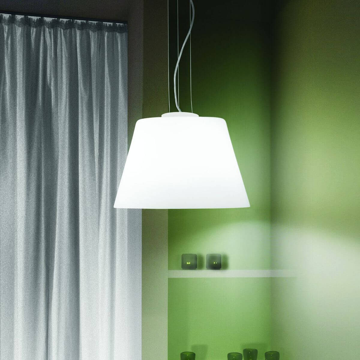 Mise en ambiance, suspension allumée dans un intérieur vert, rideau gris à gauche