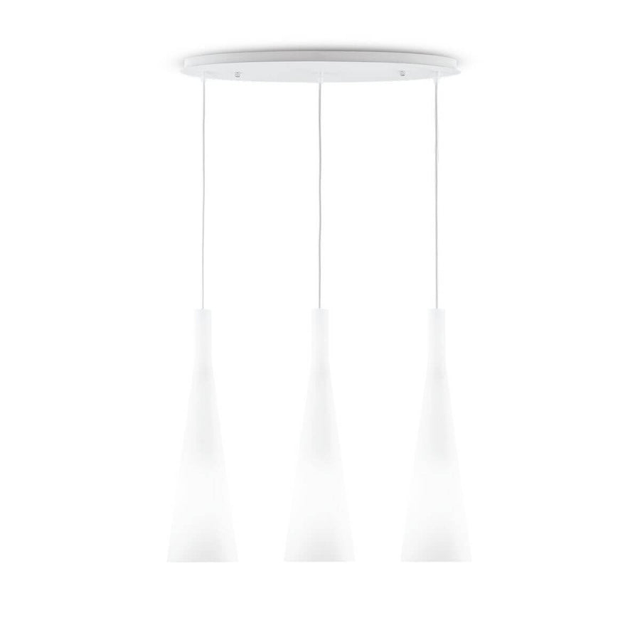 Suspension blanche à trois abat-jours en verre dépoli, suspendue sur fond blanc