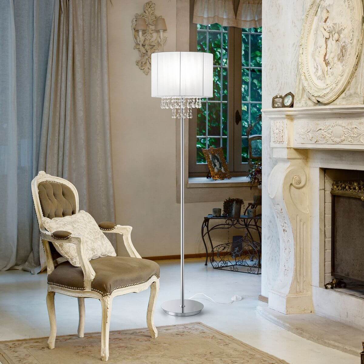 Mise en ambiance dans un salon ancien avec fauteuil et cheminée
