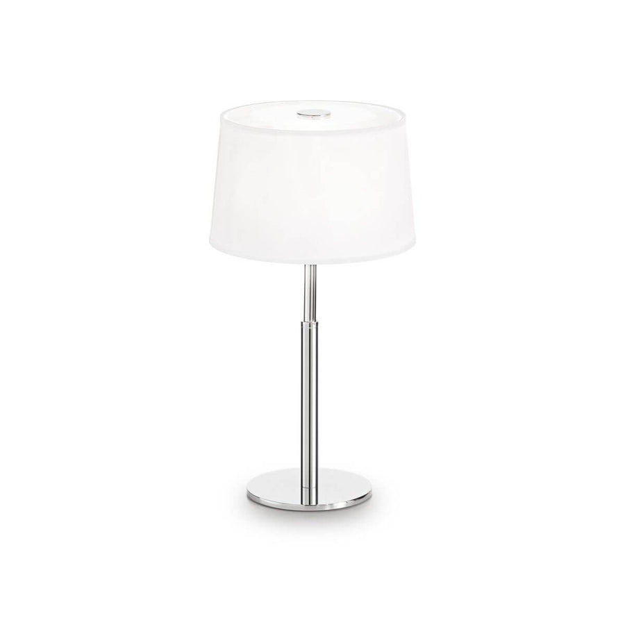 Lampe à poser blanche de face, abat-jour en verre et pied chromé sur fond blanc
