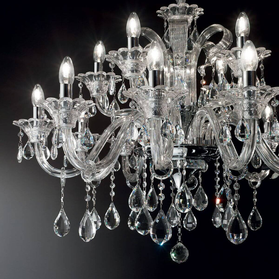 Suspension allumée sur fond sombre, cristaux étincelants et gouttes de cristal suspendues