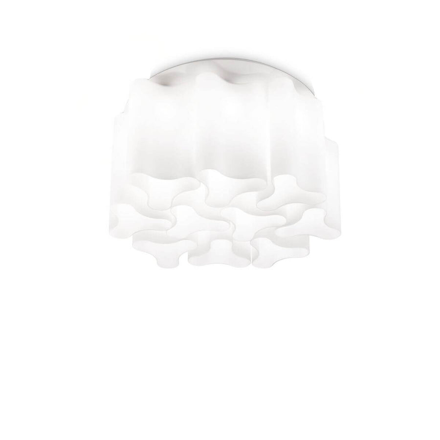 Vue de face du plafonnier blanc en verre, bords ondulés et volumes superposés