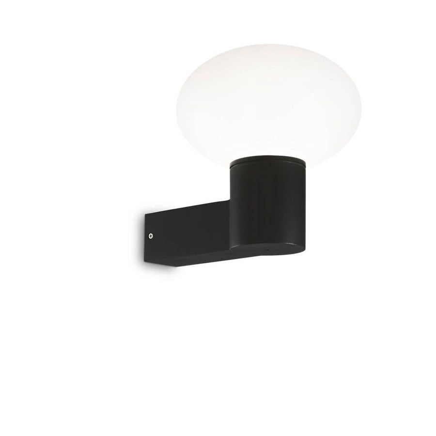Vue de face du luminaire mural noir surmonté d'un diffuseur ovale blanc opaque