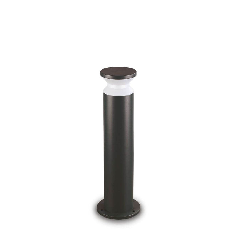 Lampadaire colonne noir sur fond blanc, vue de face, diffuseur blanc sous chapeau
