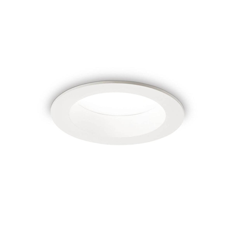 Spot encastrable blanc rond photographié de face sur fond blanc, halo lumineux diffus