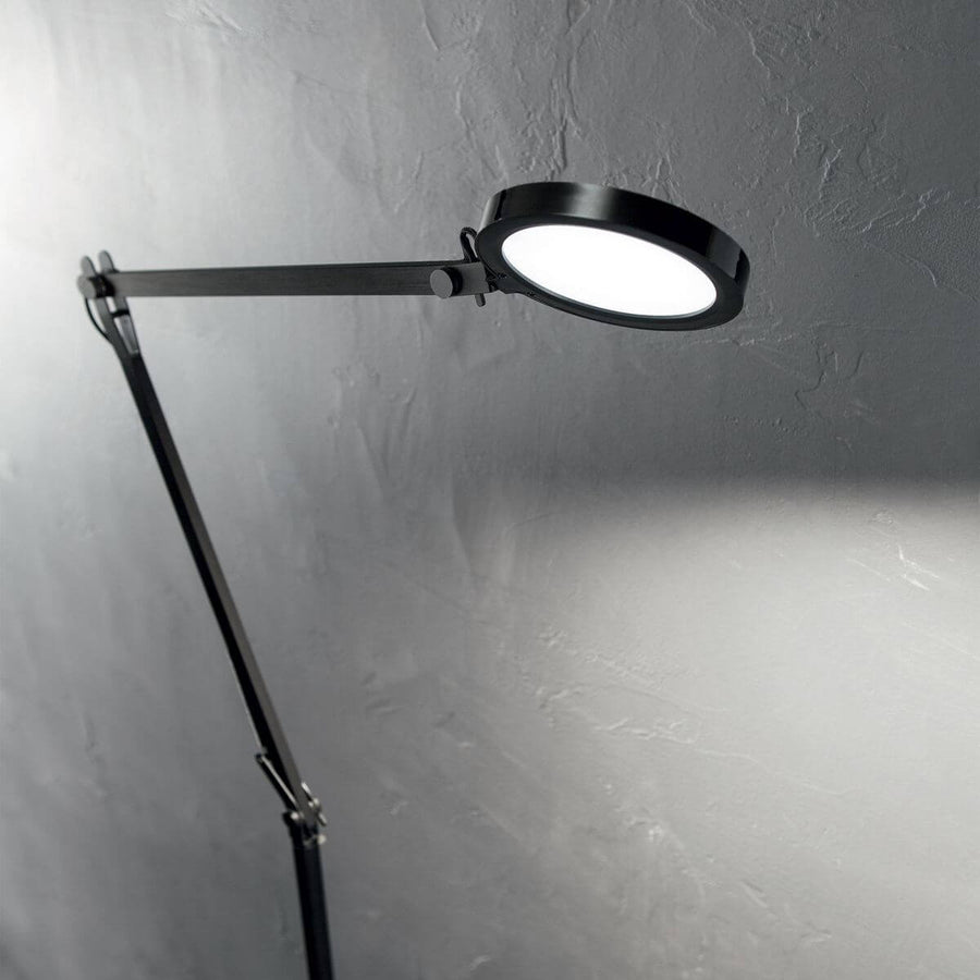 Gros plan sur la tête ronde et lumineuse, éclairant un mur gris texturé