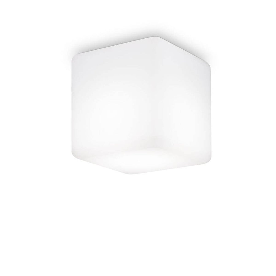 Vue produit sur fond blanc d'un plafonnier extérieur cubique blanc.