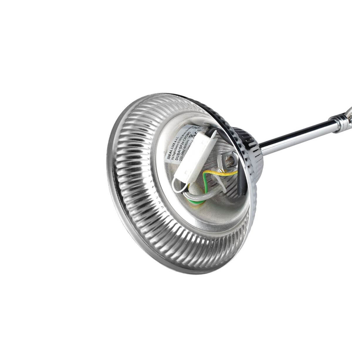 Détail du support chromé, câblage et étiquette du luminaire suspendu.