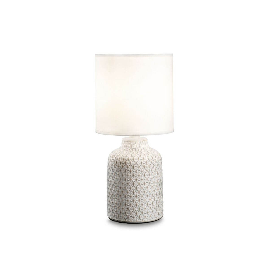 Lampe à poser blanche de face, abat-jour cylindrique et base en tricot texturé