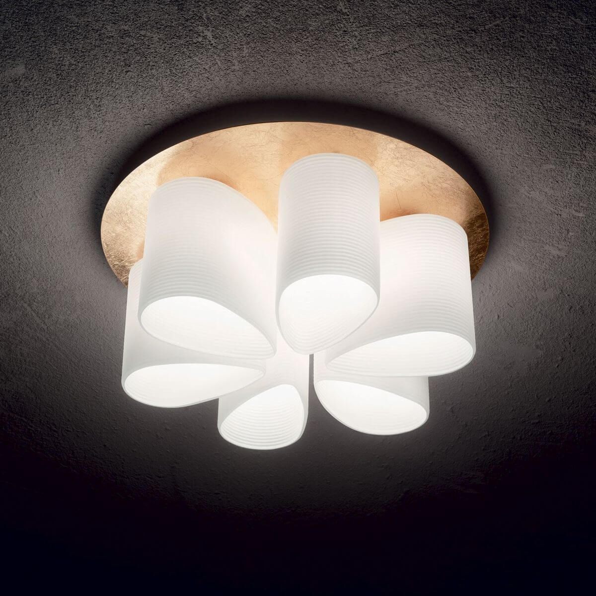 Mise en ambiance au plafond sombre, plafonnier allumé diffusant une lumière douce