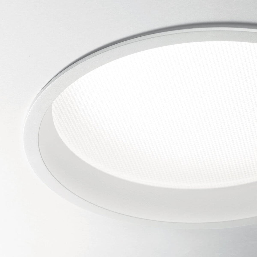 Détail du diffuseur microprismatique et de la collerette blanche du spot