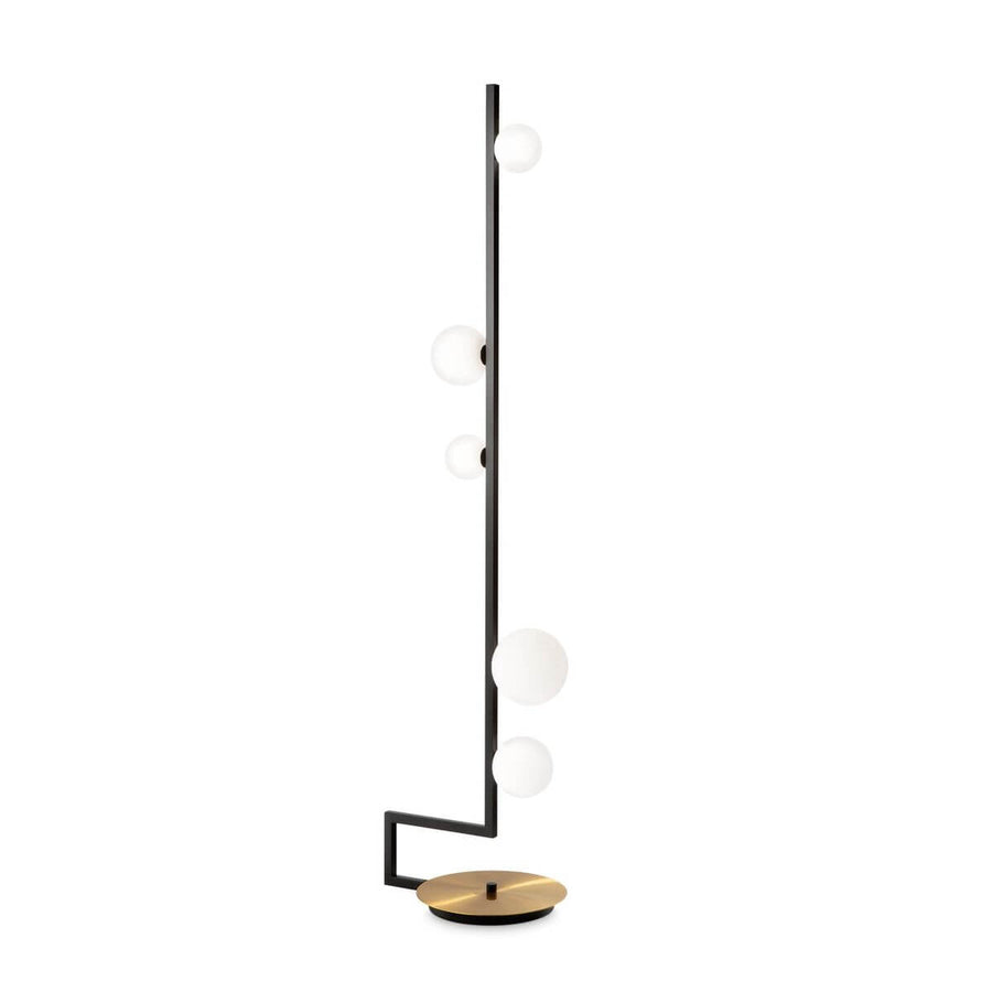 Lampadaire noir à cinq globes de verre blanc opalin sur tige verticale et base ronde.