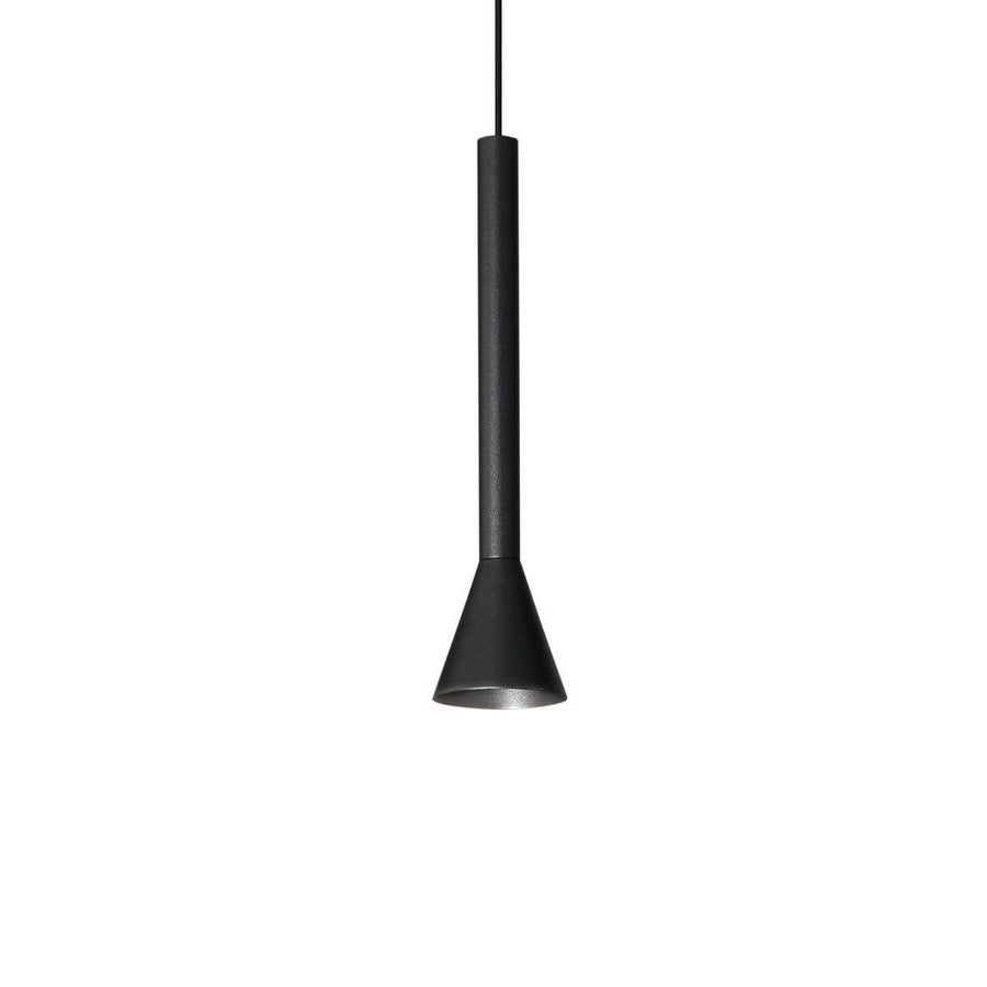 Vue de face du luminaire suspendu noir, abat-jour conique et long corps cylindrique.
