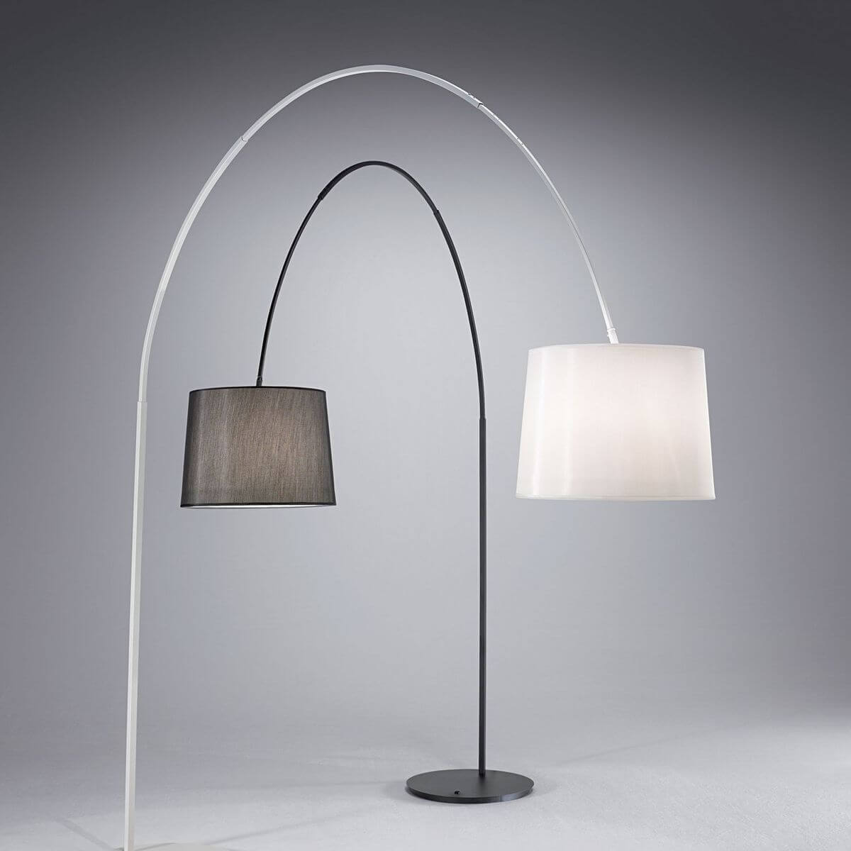 Mise en ambiance avec deux lampadaires arc, version noire et version blanche