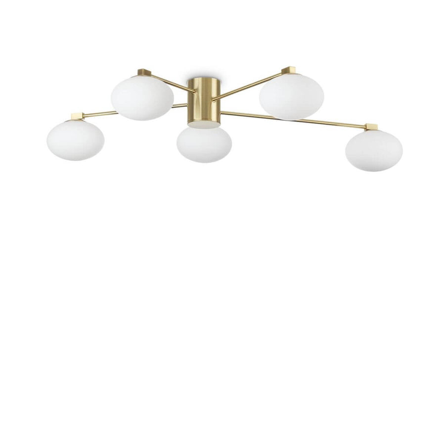 Vue de face du plafonnier cinq globes en verre opalin et bras en laiton.