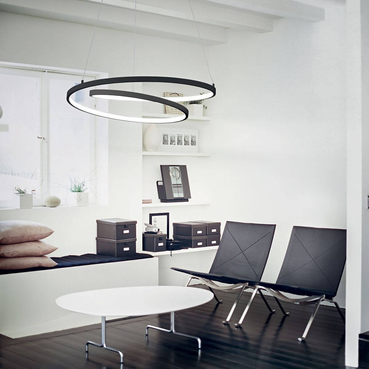 Mise en ambiance salon blanc avec luminaire annulaire suspendu éclairé au-dessus du sol