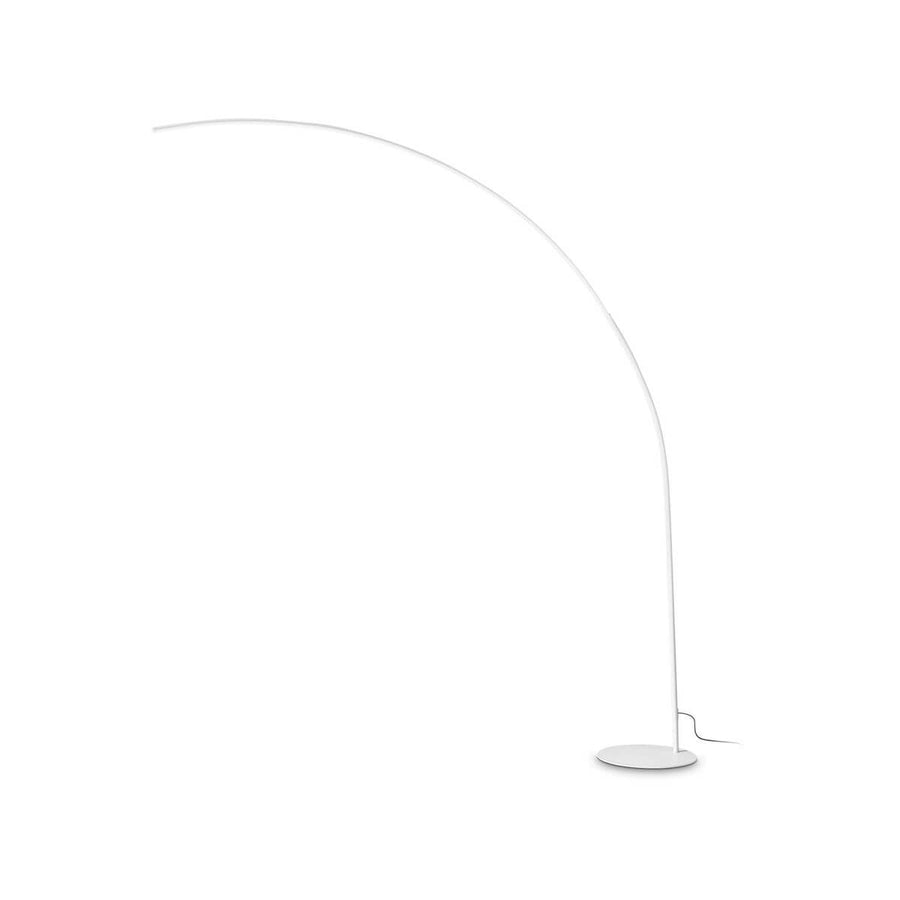 Lampadaire blanc au long bras arqué, vu de profil sur fond blanc