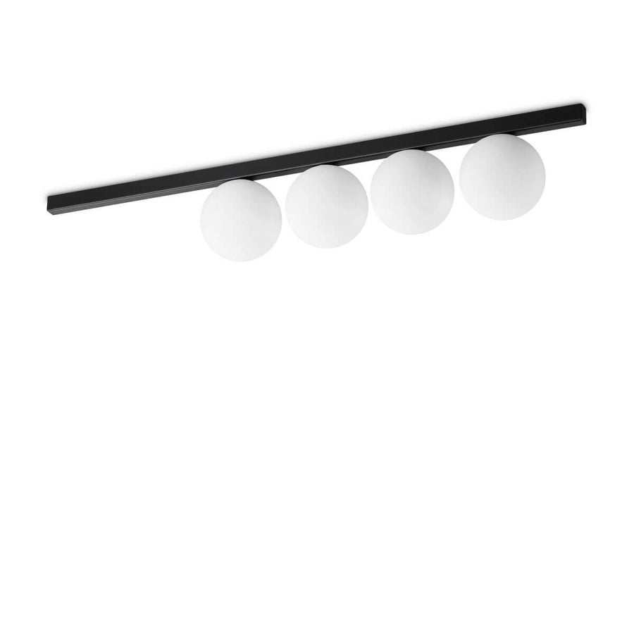Luminaire plafonnier noir à quatre globes en verre blanc alignés sous une barre.