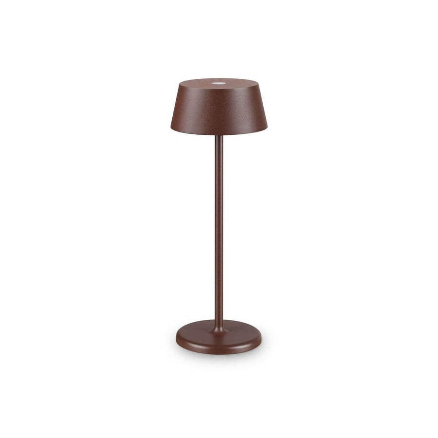 Lampe de table marron présentée de face sur fond blanc, abat-jour conique et pied fin