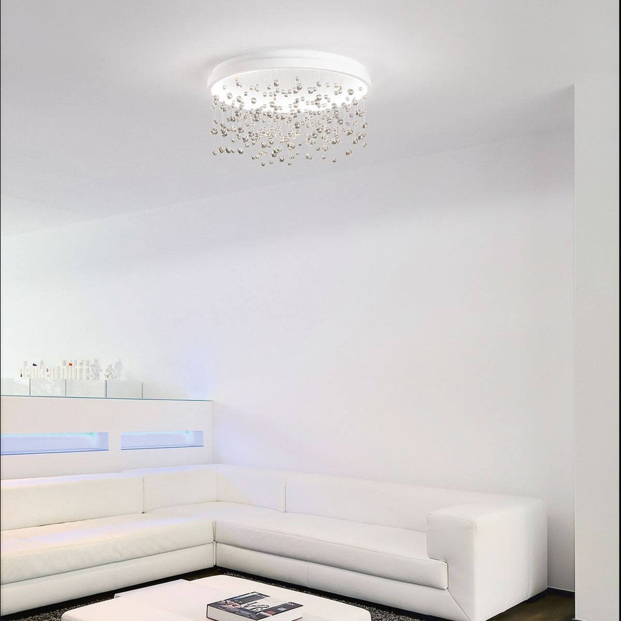 Vue du plafonnier allumé dans un salon blanc contemporain