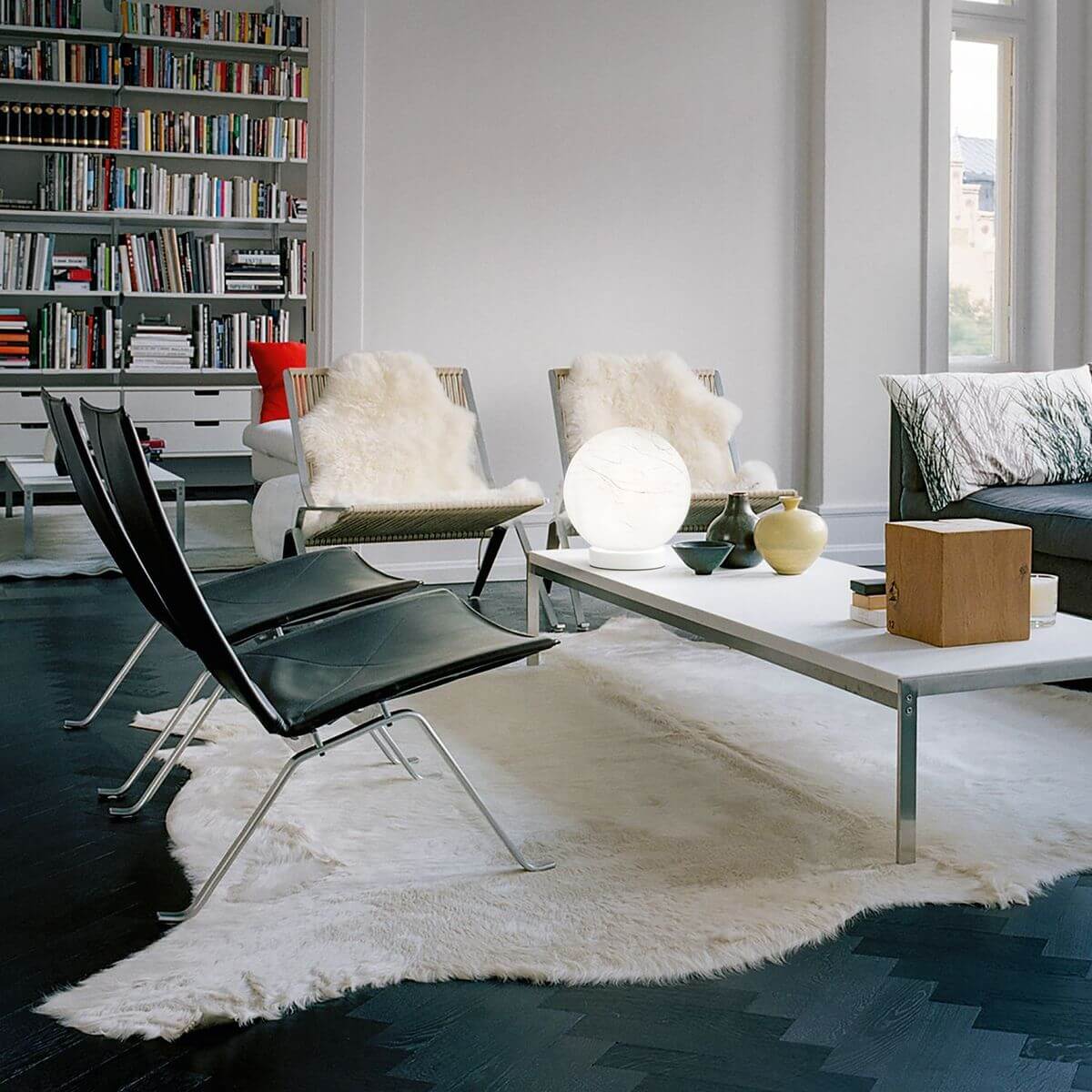 Mise en ambiance de la lampe posée sur table basse dans un salon