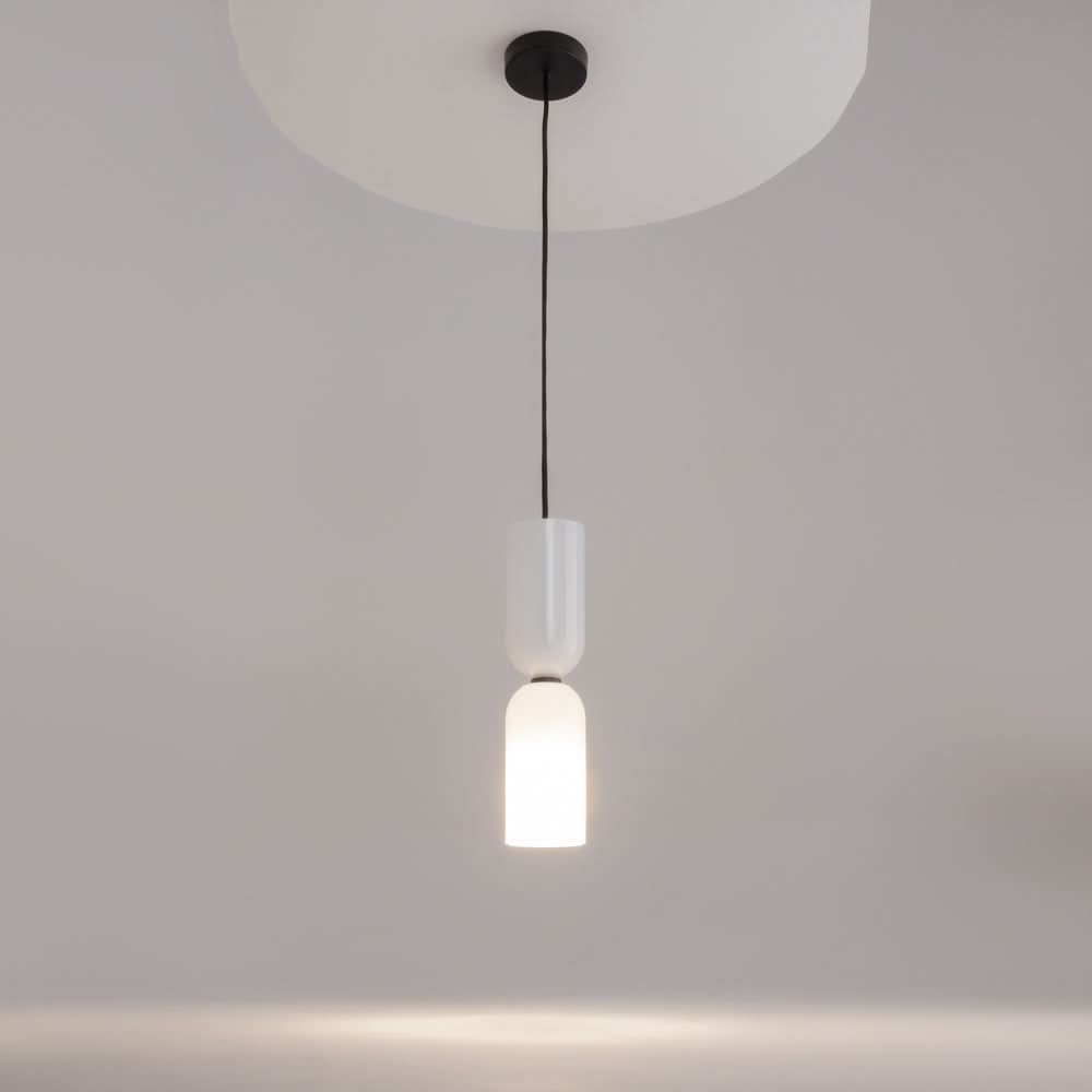 Vue en intérieur du luminaire allumé, silhouette blanche sur fond gris