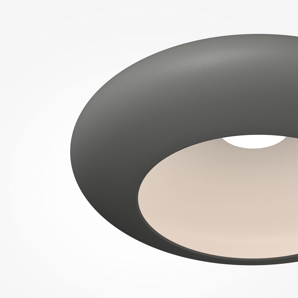 Gros plan sur la finition mate anthracite et la bordure du diffuseur ivoire.