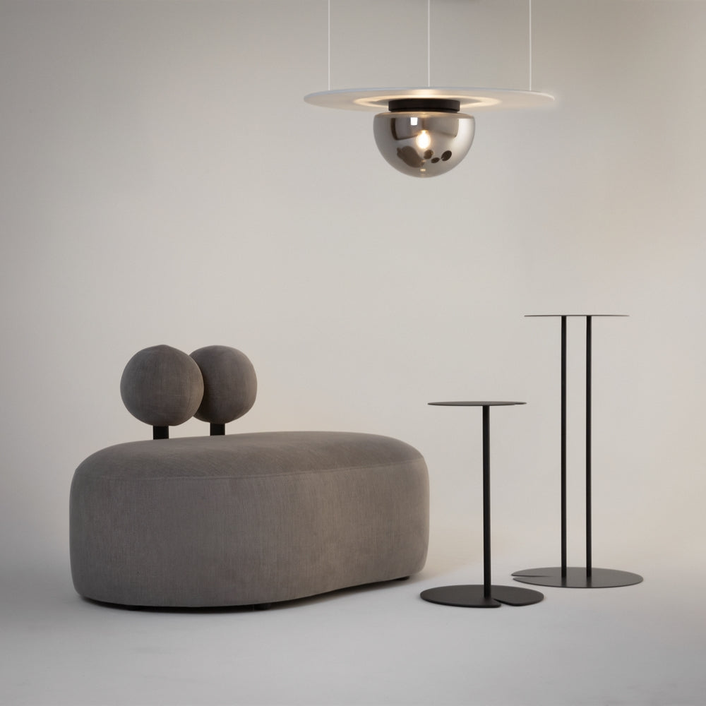 Mise en ambiance dans un salon avec canapé gris et tables hautes