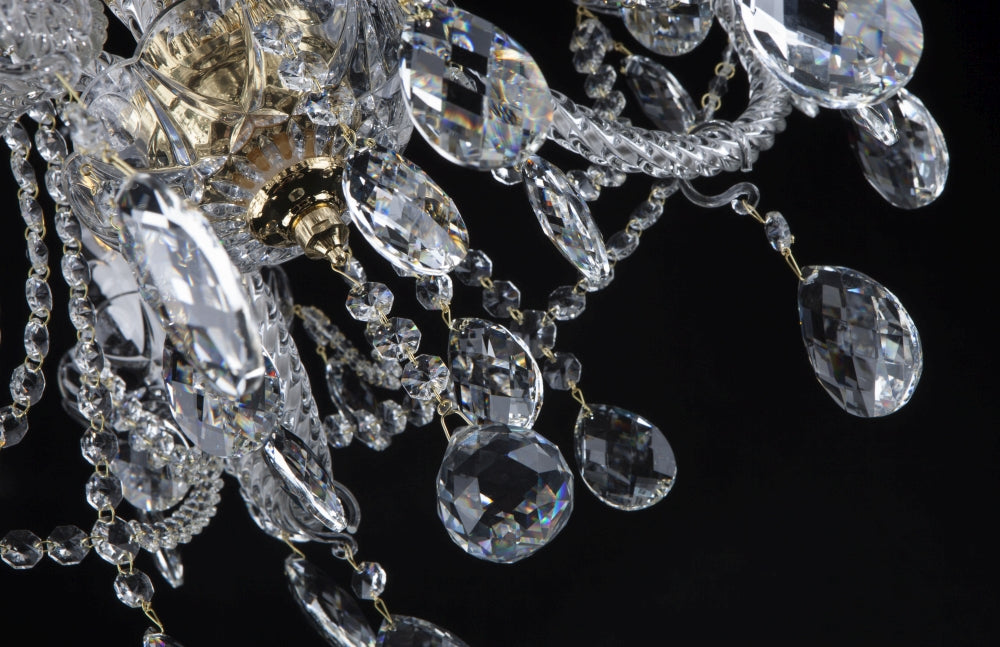 Gros plan sur les pendeloques de cristal taillé et chaînettes dorées