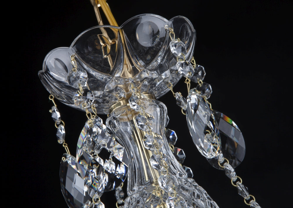 Détail du sommet en cristal godronné et de la tige dorée centrale