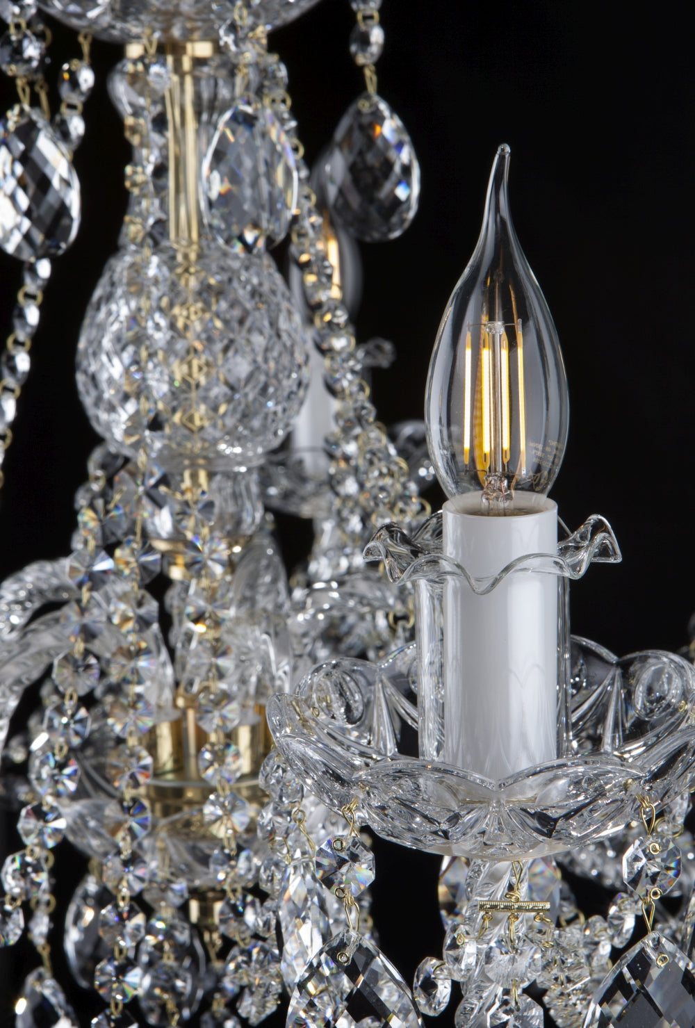 Détail d'une douille blanche avec ampoule flamme et bobèche ciselée