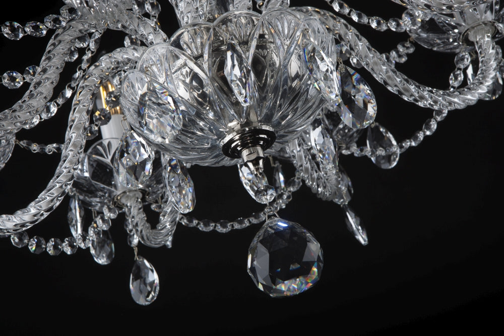 Détail du dessous du lustre, coupelle ciselée, chaînes et grosse boule de cristal.